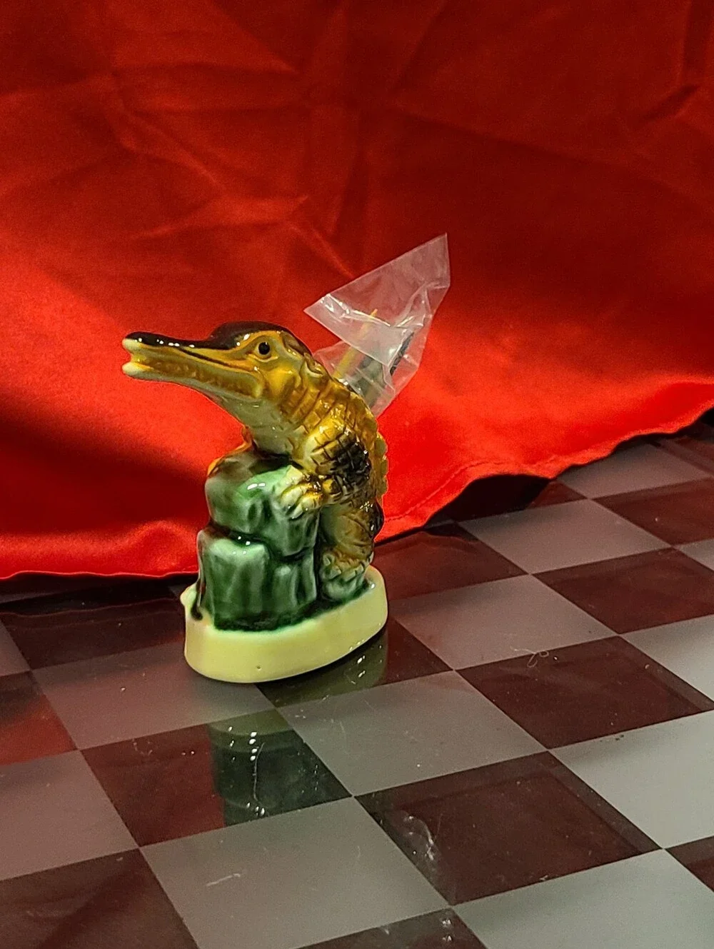Crocodile Figurine for Reptile Toothpick Jolder